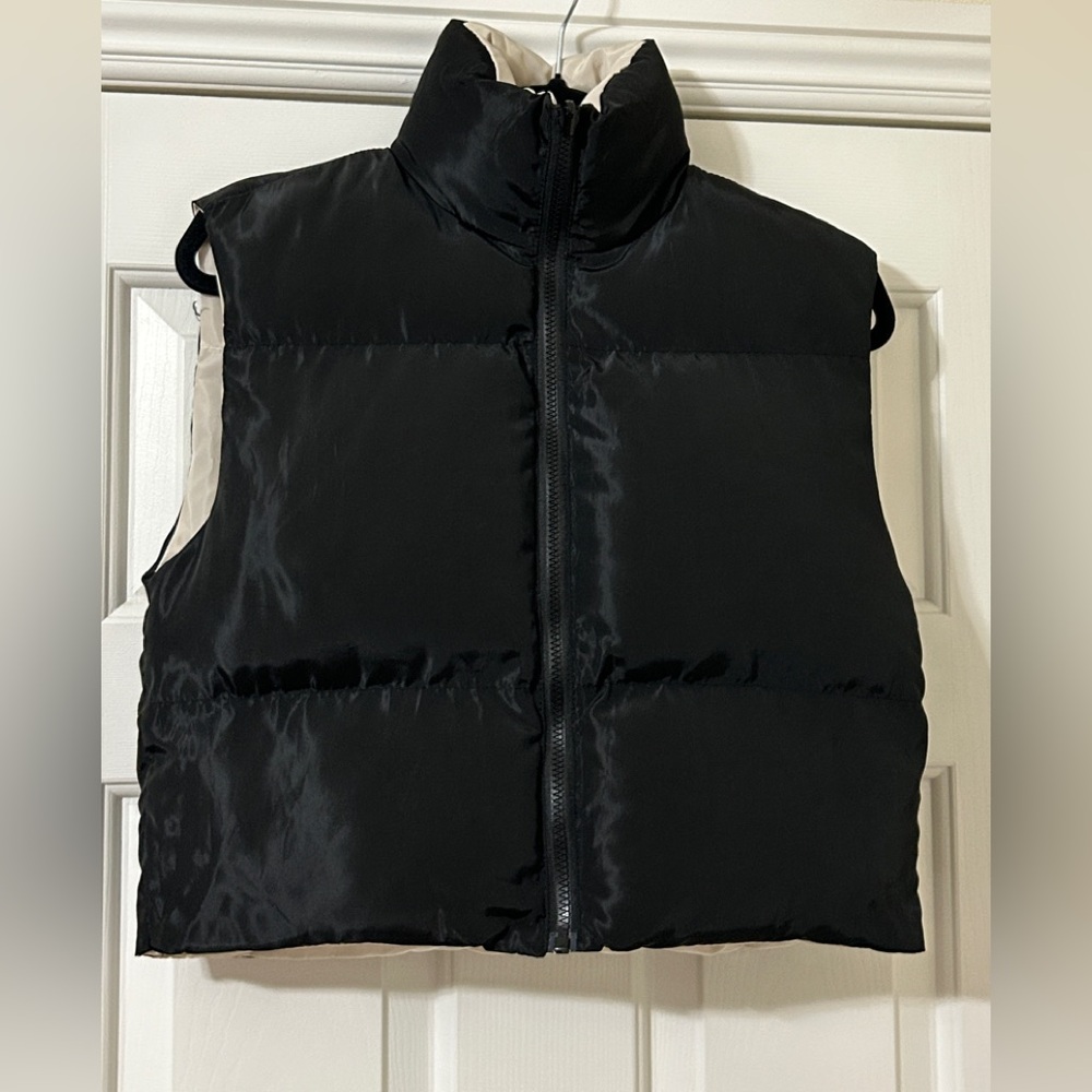 Unbranded Reversible Black & Beige Puffer Vest. Women’s Size Small.
